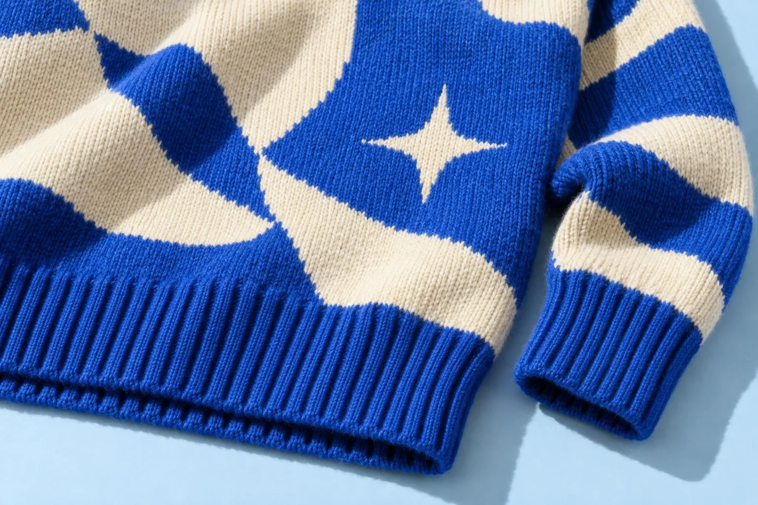 Jacquard knit with a four-point star motif, blue and cream
